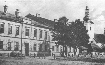 Widok z Małego Rynku na Szkołę Powszechną i kościół Św. Katarzyny (rok 1906)